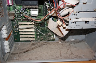 verstaubter Computer von innen